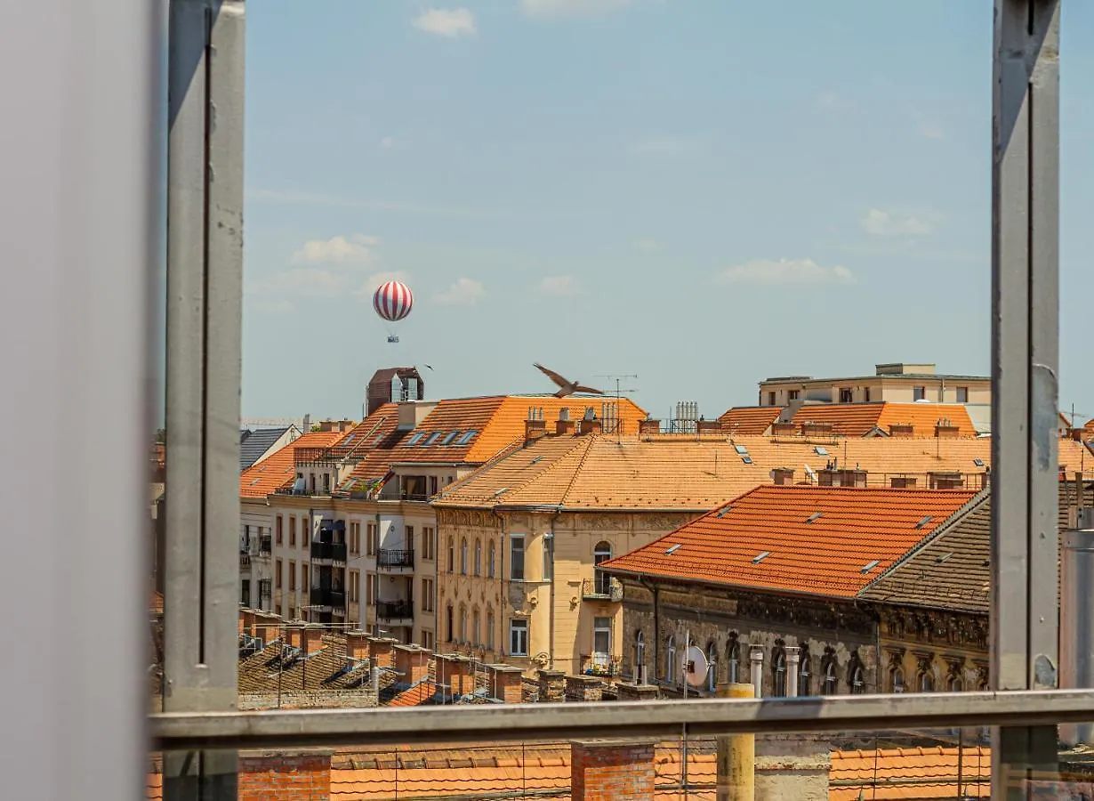 Luxury Apartment With Balcony In Downtown Budapest