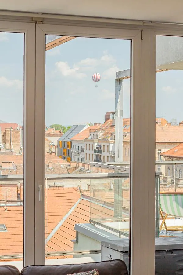 Luxury Apartment With Balcony In Downtown Budapest