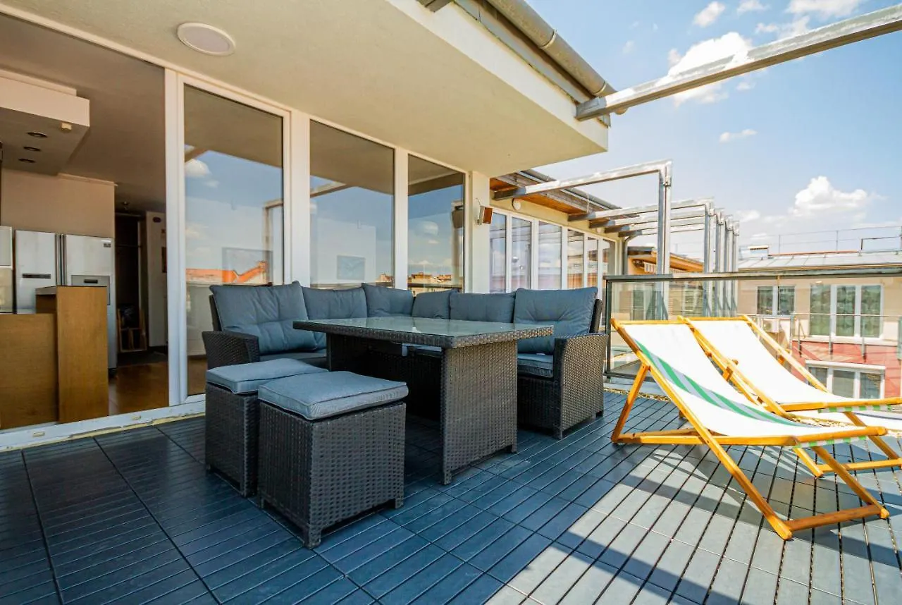 Luxury Apartment With Balcony In Downtown Budapest