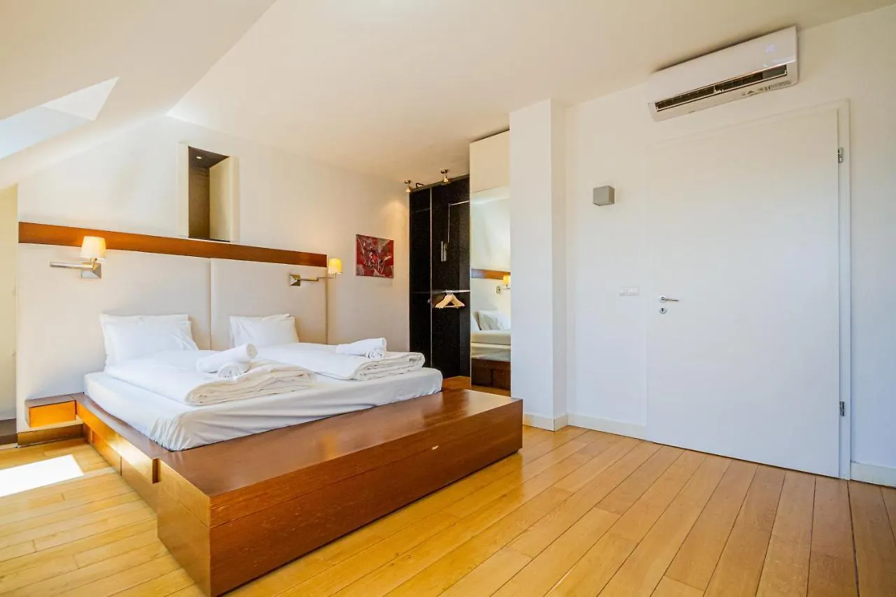 Luxury Apartment With Balcony In Downtown Budapest
